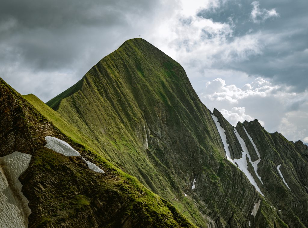 Chemin montagneux vers un sommet alpin