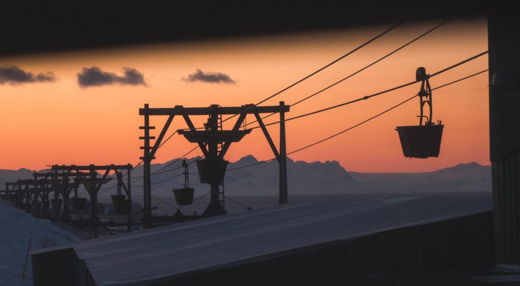 Chaine de montage industrielle avec coucher de soleil